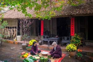 Attending the 'Vietnamese Village Tet' program, visitors can experience traditional customs during the Tet holiday in the space of ancient houses in Duong Lam. (Photo: Nina May)