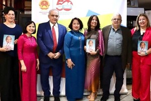 Delegates attend the launch of the book. (Photo: Embassy of Viet Nam in Greece)