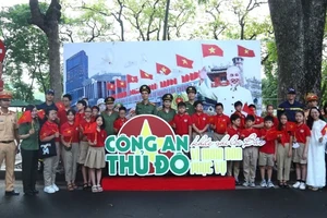 The mobile exhibition attracts a large number of students and people to participate