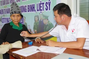 Major, Doctor Nguyen Van Quoc Tri examines and treats ethnic minorities in the Vietnam-Laos border area.