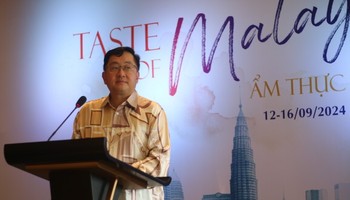 HE. Dato’ Tan Yang, Ambassador of Malaysia to Vietnam delivers a speech at the launching ceremony of “Taste of Malaysia” culinary festival. (Photo: Ngoc Ly/VNA)