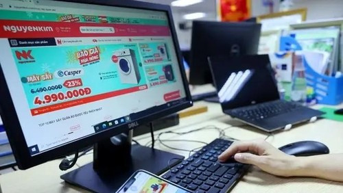 E-commerce is expanding rapidly and has become a popular business method recognised by both enterprises and the public in Vietnam (Photo: VNA)