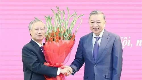 Party General Secretary To Lam (R) shakes hands with former Politburo member and former permanent member of the Secretariat of the Communist Party of Vietnam (CPV) Central Committee Tran Quoc Vuong at the ceremony. (Photo: VNA)