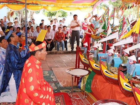 At a ceremony commemorating sailors of the historic Hoang Sa flotilla in the communal house of An Vinh village, Ly Son district, the central province of Quang Ngai. (File Photo: VNA)