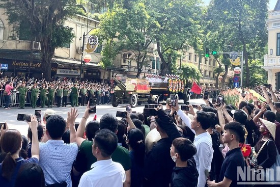 The funeral procession carrying the coffin of General Secretary Nguyen Phu Trong passed through Hang Khay Street in Hanoi. (Photo: DINH TUAN)