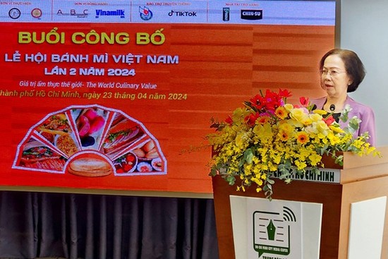 President of Ho Chi Minh City Tourism Association Nguyen Thi Khanh speaks at the press conference 