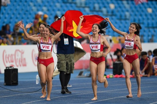 Nguyen Thi Huyen and her teammates celebrate after winning the gold medal. (Photo: VOV)