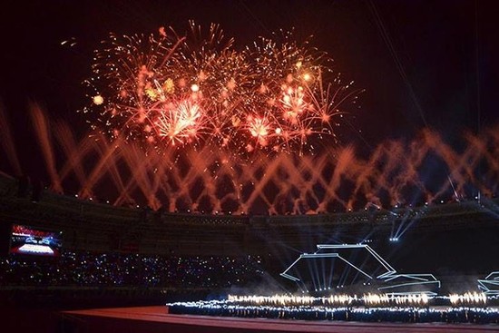 The dazzling display of fireworks opens the ceremony (Photo: danviet.vn)