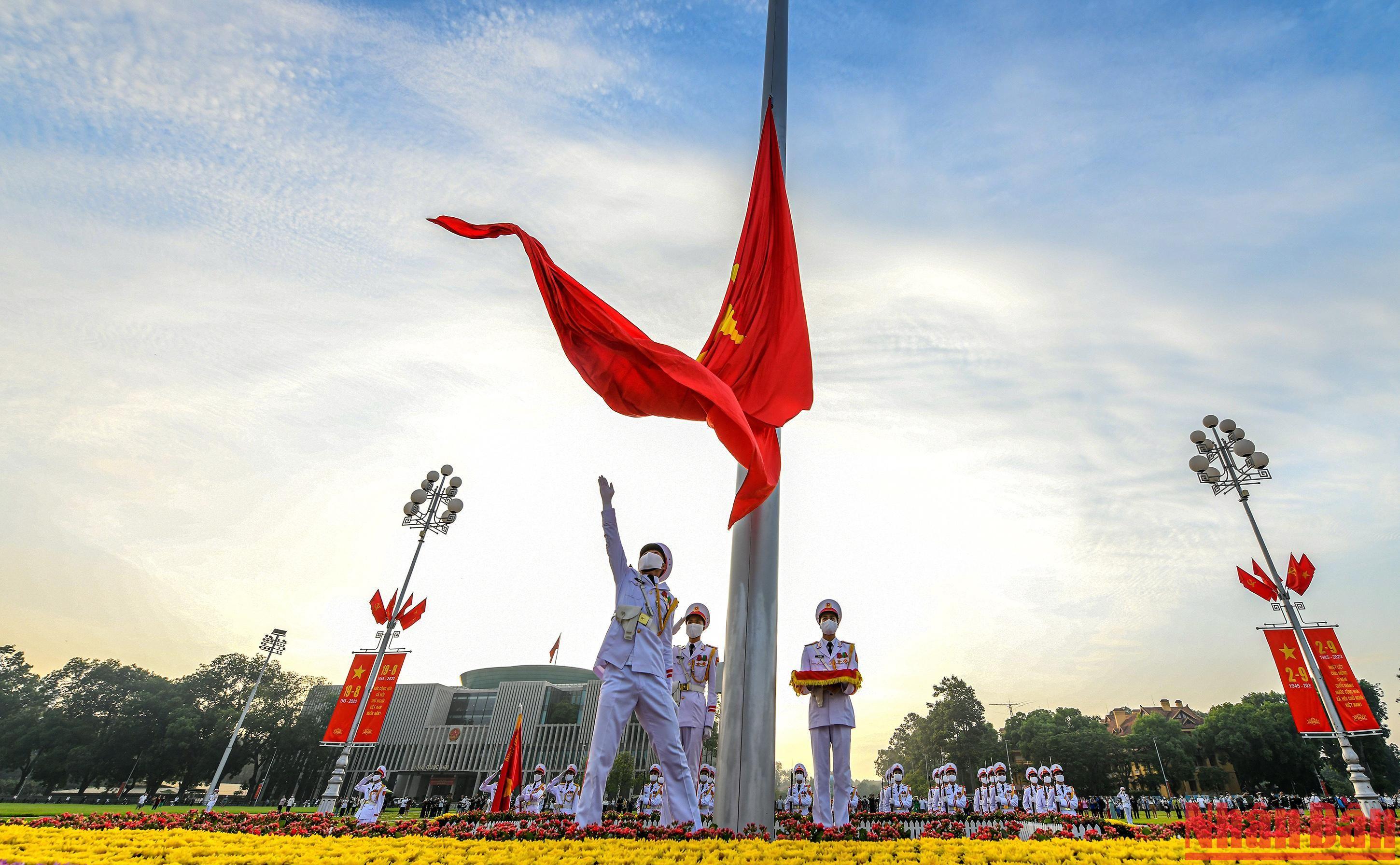 At about 5:50am, when the honour guards prepare to carry out the ceremony, the door of President Ho Chi Minh's Mausoleum opens to reveal the famous quote “Nothing is more precious than independence and freedom”.