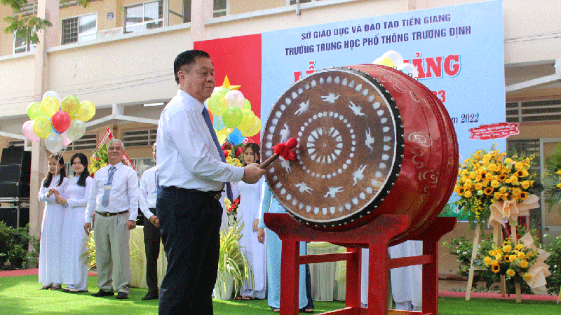 Secretary of the Party Central Committee (PCC) cum Head of the PCC’s Commission for Communication and Education Nguyen Trong Nghia beats the drum to open the new school year at Truong Dinh High School in Go Cong Town, Tien Giang Province. (Photo: Bao Ap Bac)