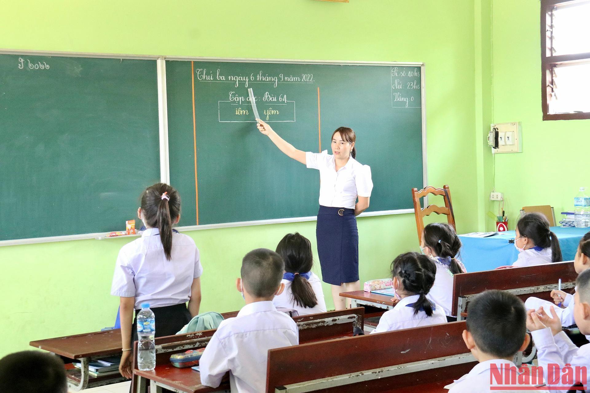 Nguyen Du Lao-Vietnamese bilingual language school has a spacious campus with an area of more than 1 hectare. The school has two spacious 3-storey main building blocks arranged into 30 classrooms for more than 1,000 students.