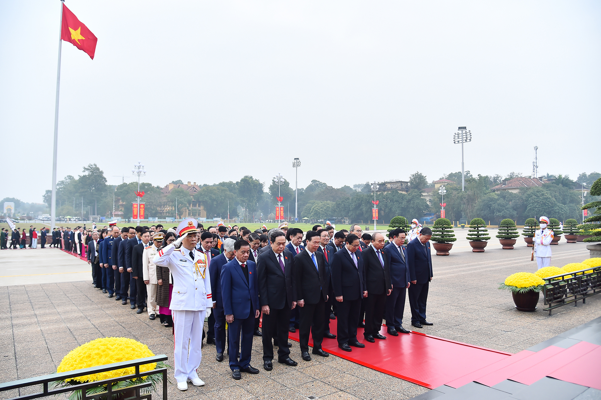 [Photo] National Assembly deputies pay tribute to President Ho Chi Minh
