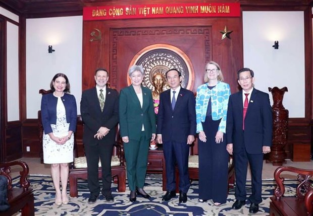 Secretary of the Party Committee of Ho Chi Minh City Nguyen Van Nen (third, right), Australian Minister for Foreign Affairs Penny Wong and delegates at the reception (Photo: VNA)