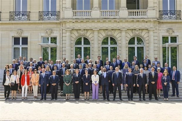 Officials of participating countries at the OECD Ministerial Council Meeting 2023 pose for a group photo. (Photo: VNA)