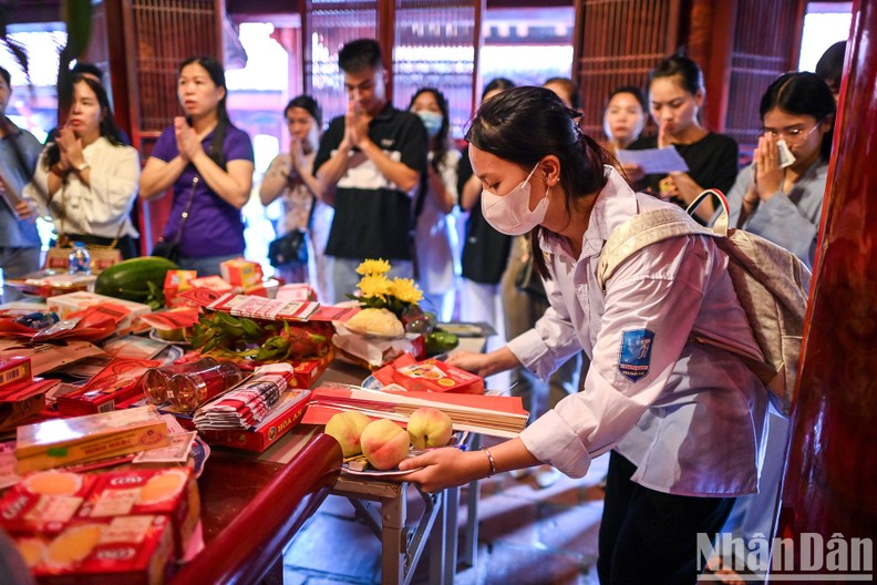 High-school students visit Temple of Literature to pray for good luck ahead of graduation exam ảnh 6