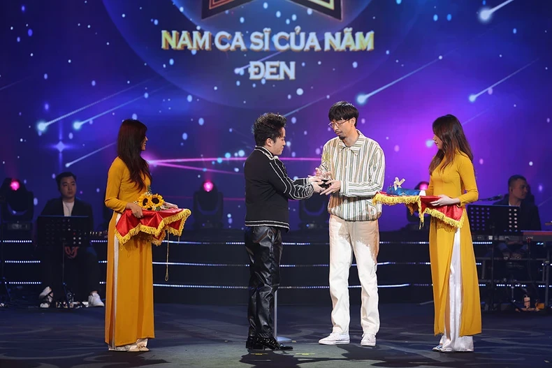 Den and Hoa Minzy honoured as singers of the year Nhan Dan Online