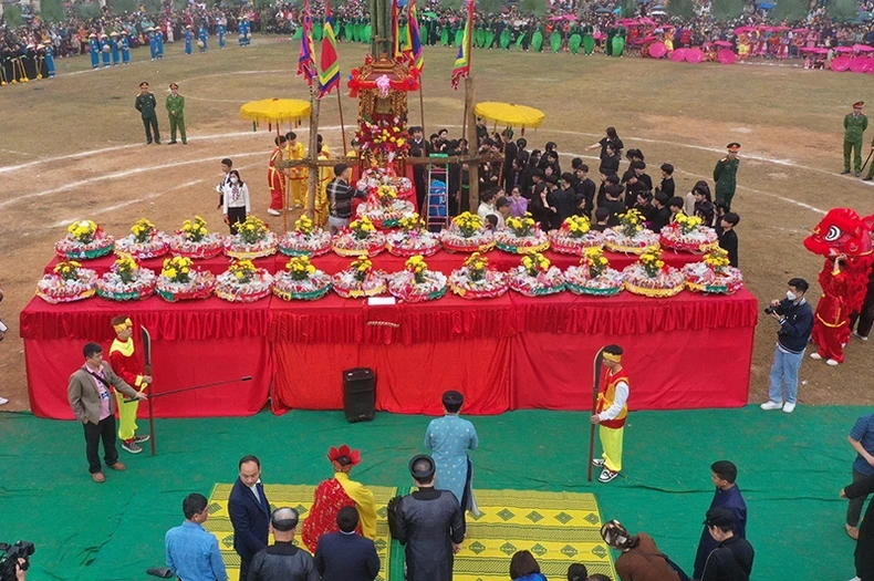 Ritual of offering to gods to thank them for good crops at the Long Tong Festival.