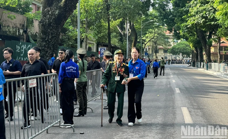 [In Pictures] Thousands of young volunteers serve at the State Funeral ...