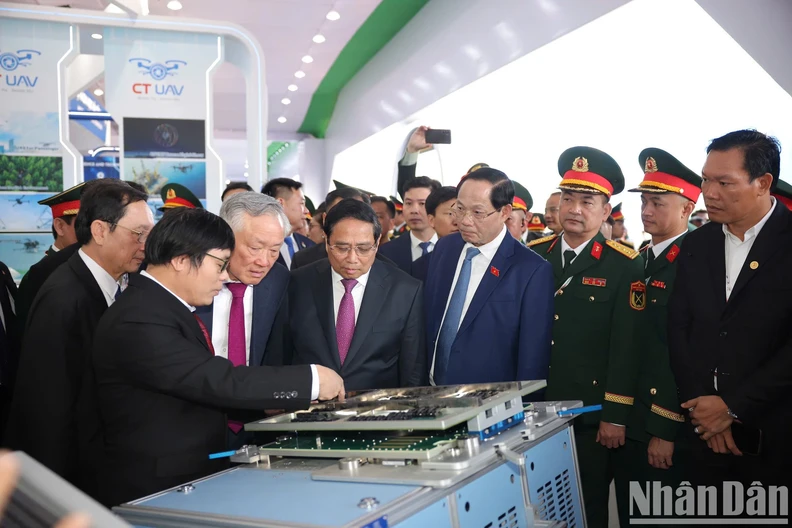 [In Pictures] Visitors Excited By Equipment At Vietnam International ...