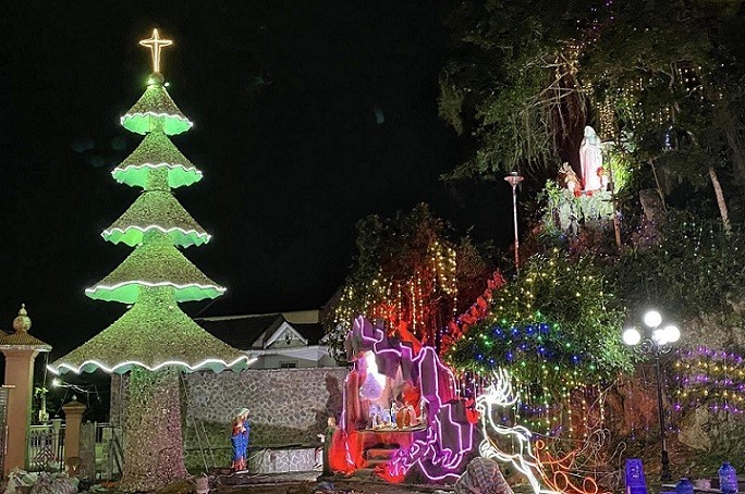 An oyster shell-made Christmas tree setup in Loc My Parish in Nghe An Province.