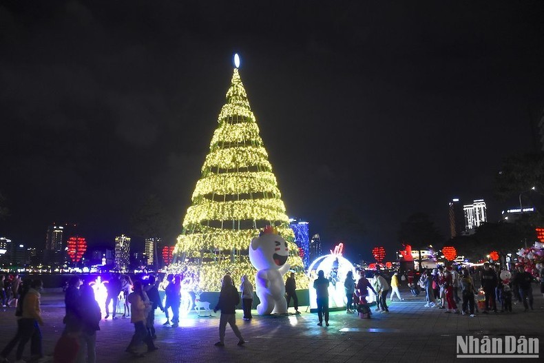A Christmas tree decoration set up in downtown Da Nang City.