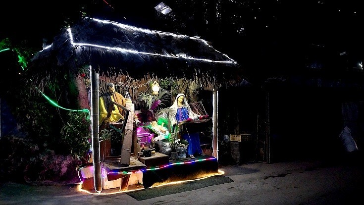 A Christmas cave was set up at the entrance to a church in Nghi Dien Commune, Nghi Loc District, Nghe An Province.