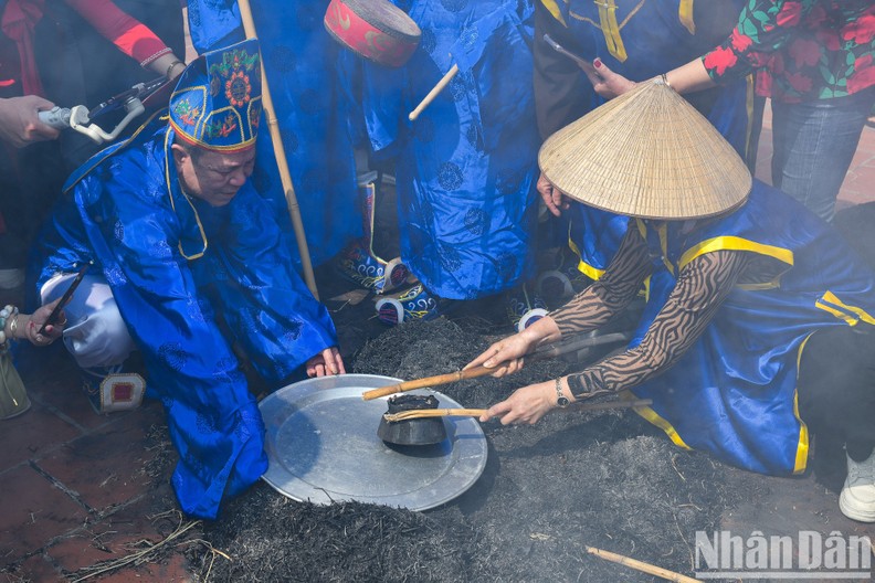 When all four rice cookers are found, they are offered to the village’s tutelary god before they are judged by the village’s elderly. After the winning team is announced, the rice is delivered to the villagers to pray for a new year of prosperity and peace.