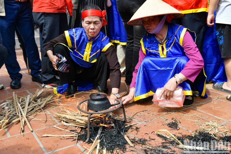 Each team has 30 minutes to complete their task, from starting the fire to cooking the rice.