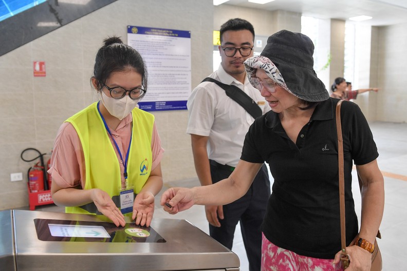 In Pictures: Nhon-Hanoi Station metro line on first day of operation - Ảnh 3.