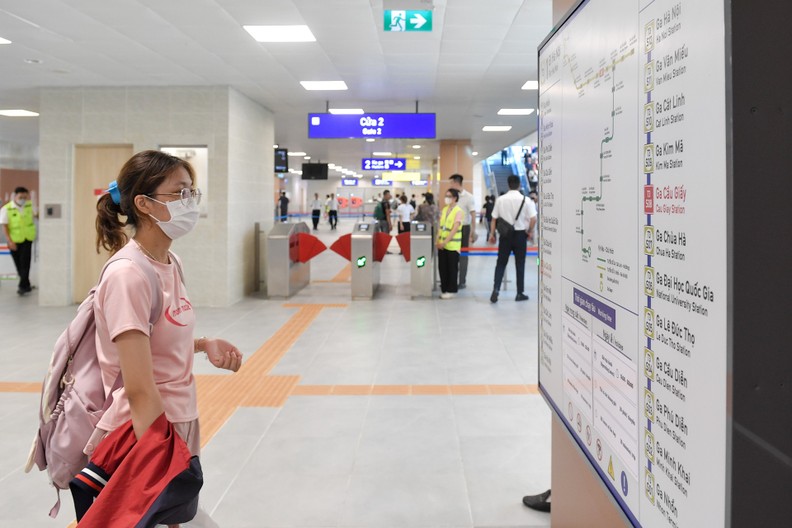 In Pictures: Nhon-Hanoi Station metro line on first day of operation - Ảnh 4.