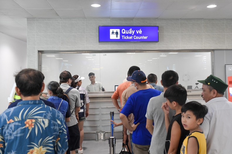 In Pictures: Nhon-Hanoi Station metro line on first day of operation - Ảnh 2.