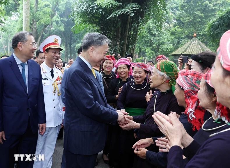 In pictures: President To Lam offers incense to President Ho Chi Minh ...