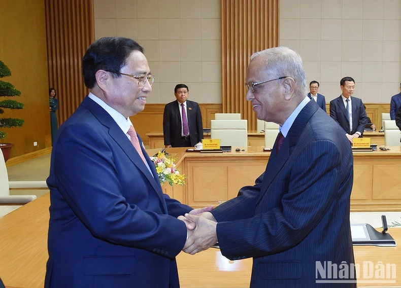 Prime Minister Pham Minh Chinh (left) on May 20 receives Nagavara Ramaroa Narayana Murthy, co-founder of Infosys – one of the biggest IT companies in India. (Photo: NDO)