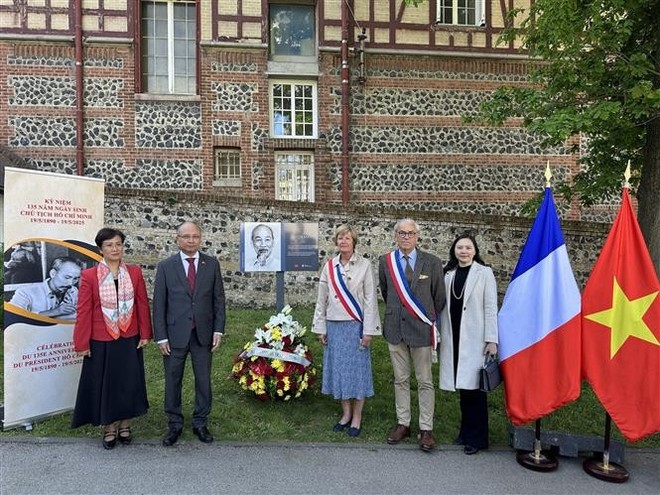 Leaders of the Vietnamese Embassy in France and representatives of Sainte-Adresse city pose for a photo beside the memorial plaque dedicated to President Ho Chi Minh. (Photo: VNA) Leaders of the Vietnamese Embassy in France and representatives of Sainte-Adresse city pose for a photo beside the memorial plaque dedicated to President Ho Chi Minh. (Photo: VNA)