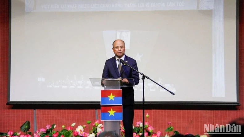 Vietnamese Ambassador to France Dinh Toan Thang expressed gratitude to generations of overseas Vietnamese in France for their steadfast support for the homeland in the struggle for national independence and reunification. Vietnamese Ambassador to France Dinh Toan Thang expressed gratitude to generations of overseas Vietnamese in France for their steadfast support for the homeland in the struggle for national independence and reunification.