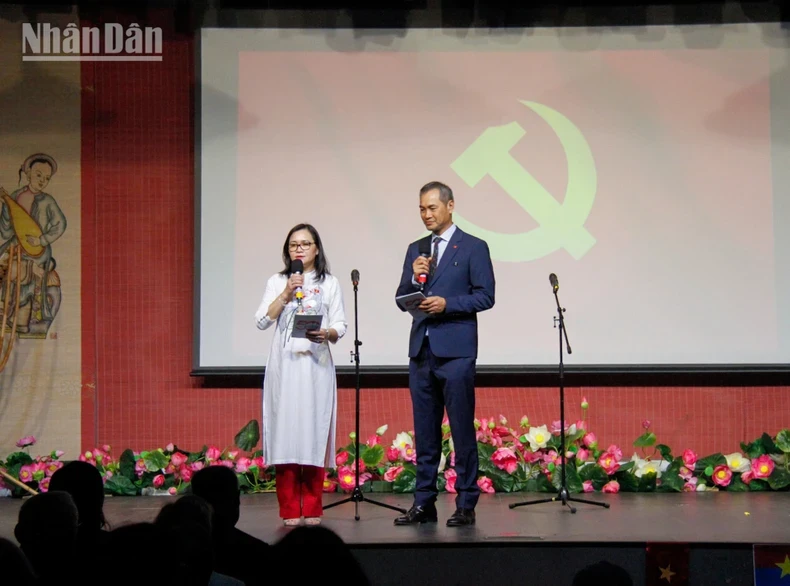 The UGVF President emphasised that the 50th anniversary of the Liberation of the South and National Reunification is of profound significance for generations of overseas Vietnamese in France. The UGVF President emphasised that the 50th anniversary of the Liberation of the South and National Reunification is of profound significance for generations of overseas Vietnamese in France.