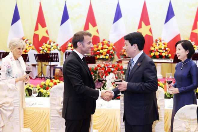 President Luong Cuong and his French counterpart Emmanuel Macron at the banquet in Ha Noi on May 26 (Photo: VNA) President Luong Cuong and his French counterpart Emmanuel Macron at the banquet in Ha Noi on May 26 (Photo: VNA)