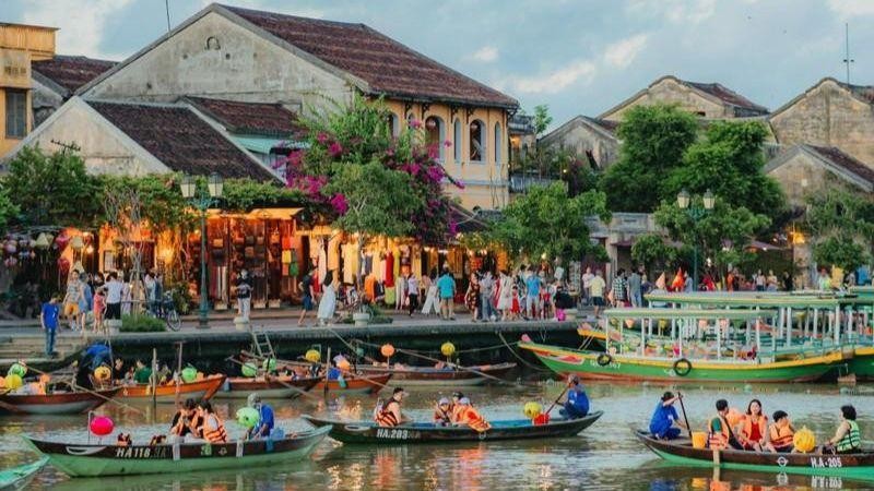 Hoi An is favourite destination for both domestic and visitor tourists. (Photo: DUY HAU)