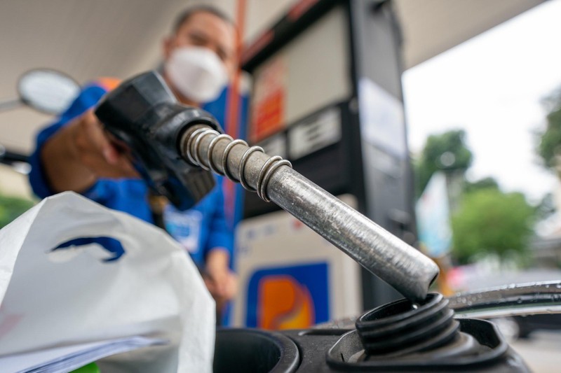 Fuel prices were slashed by over 1,000 VND per litre across the board on September 12. (Photo: vietnamnet.vn)