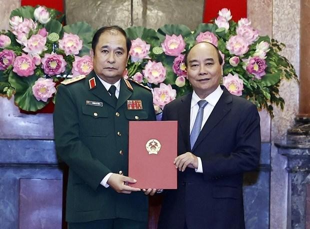 President Nguyen Xuan Phuc (R) hands over the promotion to eputy Chief of the General Staff of the Vietnam People's Army Phung Si Tan (Photo: VNA)