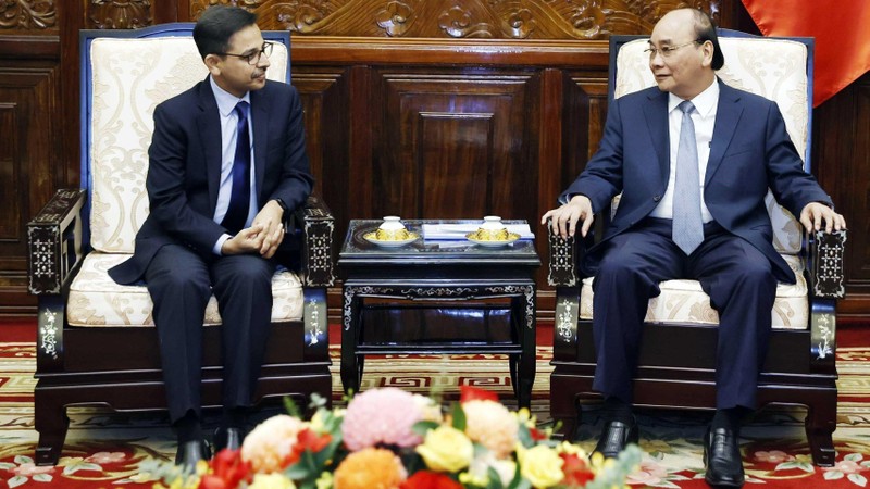 President Nguyen Xuan Phuc (R) and Indian Ambassador Pranay Verma at the meeting in Hanoi on September 20 (Photo: VNA)