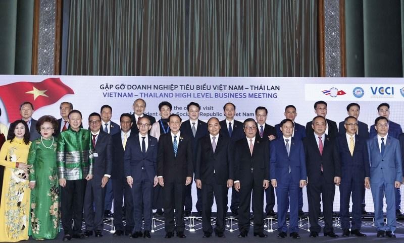 President Nguyen Xuan Phuc (sixth from right) and delegates at the meeting. (Photo: VNA)