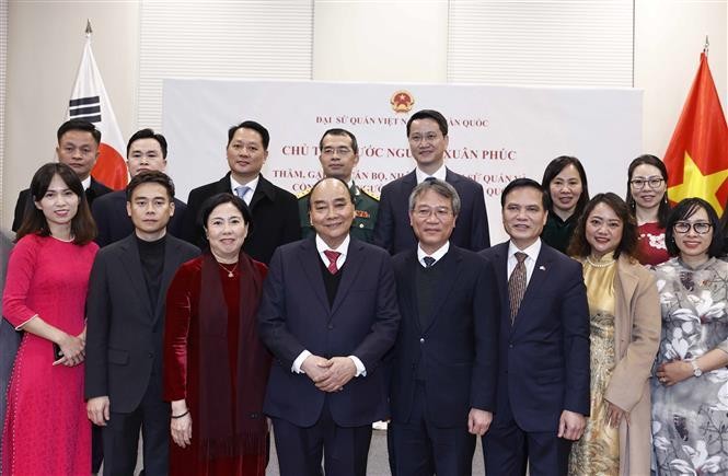 President Nguyen Xuan Phuc (fourth from left) and representatives of the Vietnamese Embassy and people in the RoK pose for a photo at the meeting ></div>
<div class=