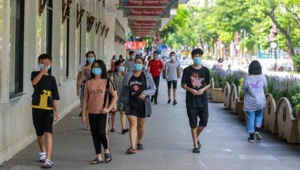 People are requested to wear masks in public places including public transportation vehicles, trade centres, supermarkets and traditional markets (Photo: VNA)