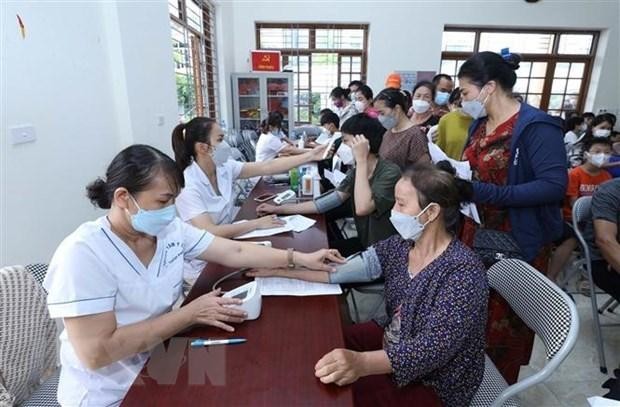 People receive examination before getting inoculated against COVID-19 at a vaccination site in Chi Lang ward of Lang Son city, Lang Son province. (Photo: VNA)