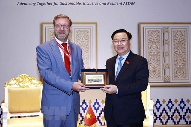 National Assembly Chairman Vuong Dinh Hue (R) and Deputy Speaker of the Federation Council of Russia Konstantin Kosachev. (Photo: VNA) 