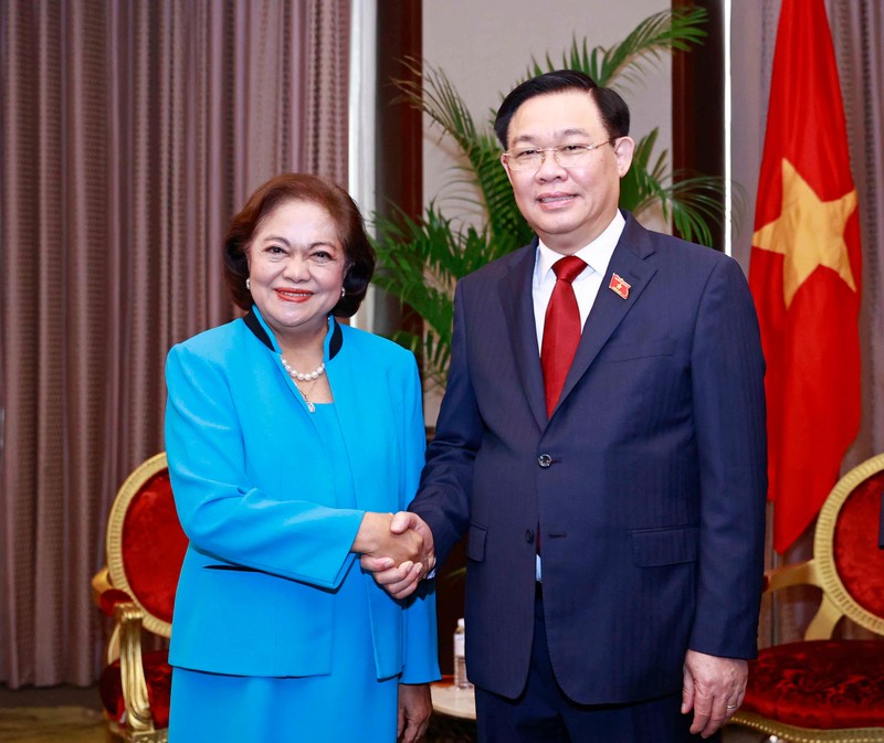 Chairman of the Vietnamese National Assembly Vuong Dinh Hue received President of the Clark Development Corporation (CDC) Agnes Devanadera in Manila on November 25 as part of his official visit to the Philippines. (Photo: quochoi.vn)