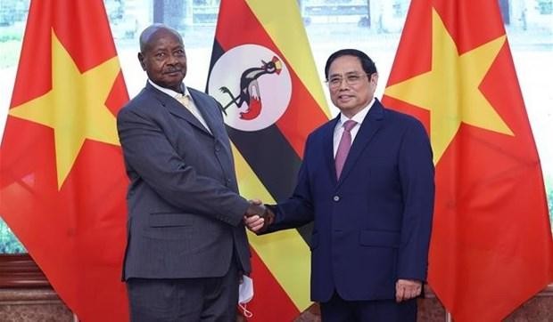 Prime Minister Pham Minh Chinh (R) and Ugandan President Yoweri Kaguta Museveni. (Photo: VNA)