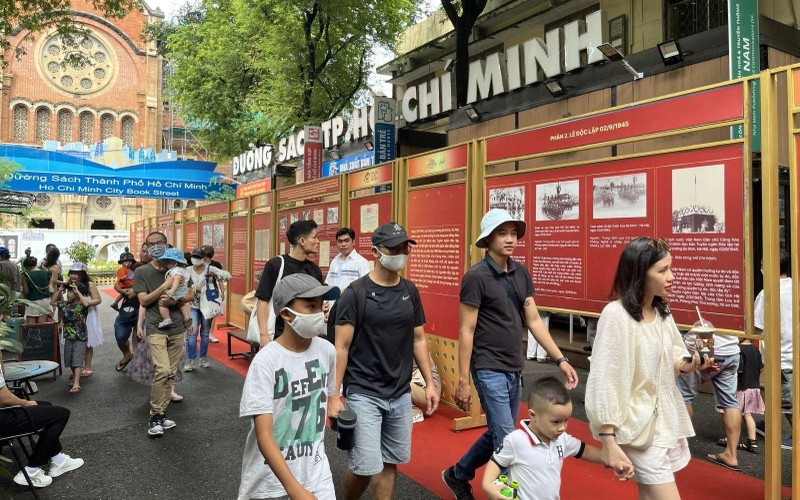 Ho Chi Minh City Book Street welcomes large number of visitors during National Day holiday (Photo: VNA)