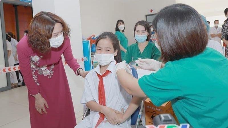 A pupil is vaccinated against COVID-19. (Photo: NDO)
